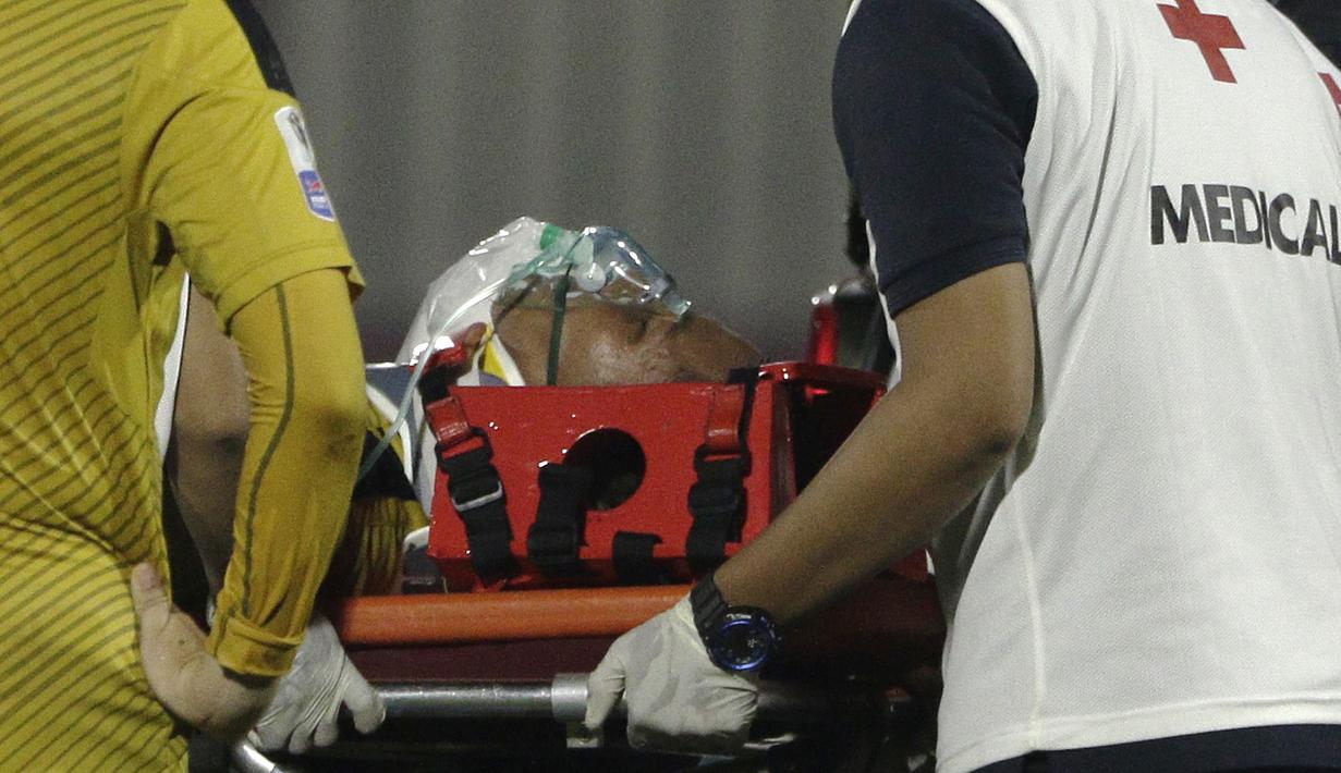 Tim medis menolong bek Bhayangkara FC, Jajang Mulyana, saat melawan PSIS Semarang pada laga Piala Indonesia di Stadion PTIK, Jakarta, Selasa (19/2). Akibat kejadian itu Jajang langsung dilarikan ke rumah sakit. (Bola.com/Yoppy Renato)