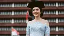 Febby Rastanti terlihat begitu anggun saat wisuda di Universitas Indonesia. Ia tampil cantik dengan mengenakan kebaya warna biru. (Foto: instagram.com/febbyrastanty)