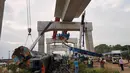 Tim penyelamat harus menggunakan peralatan pemotong logam untuk membuka badan gerbong yang ringsek dan mengevakuasi korban. Tampak dalam foto, pemandangan setelah sebuah crane atau derek konstruksi jatuh ke kereta penumpang di provinsi Nakhon Ratchasima, Thailand, Rabu 14 Januari 2026. (AP Photo/Sakchai Lalit)