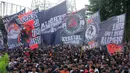 Massa suporter Persija Jakarta, The Jakmania, menggeruduk latihan tim kebanggaannya jelang menghadapi Persib Bandung di BRI Super League 2025/2026 di Persija Training Ground, Depok, pada Jumat (9/1/2026) sore WIB. (Bola.com/M Iqbal Ichsan)