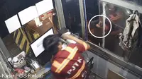 Tangkapan layar rekaman CCTV detik-detik pegawai tiket parkir ASDP Bakauheni ditodong senjata api. Foto : (Istimewa).