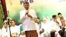 Menteri Riset, Teknologi, dan Pendidikan Tinggi Mohamad Nasir memberikan sambutan dalam kegiatan nikah massal bertajuk PKB Mantu di Jakarta, Jumat (25/8). (Liputan6.com/Immanuel Antonius)