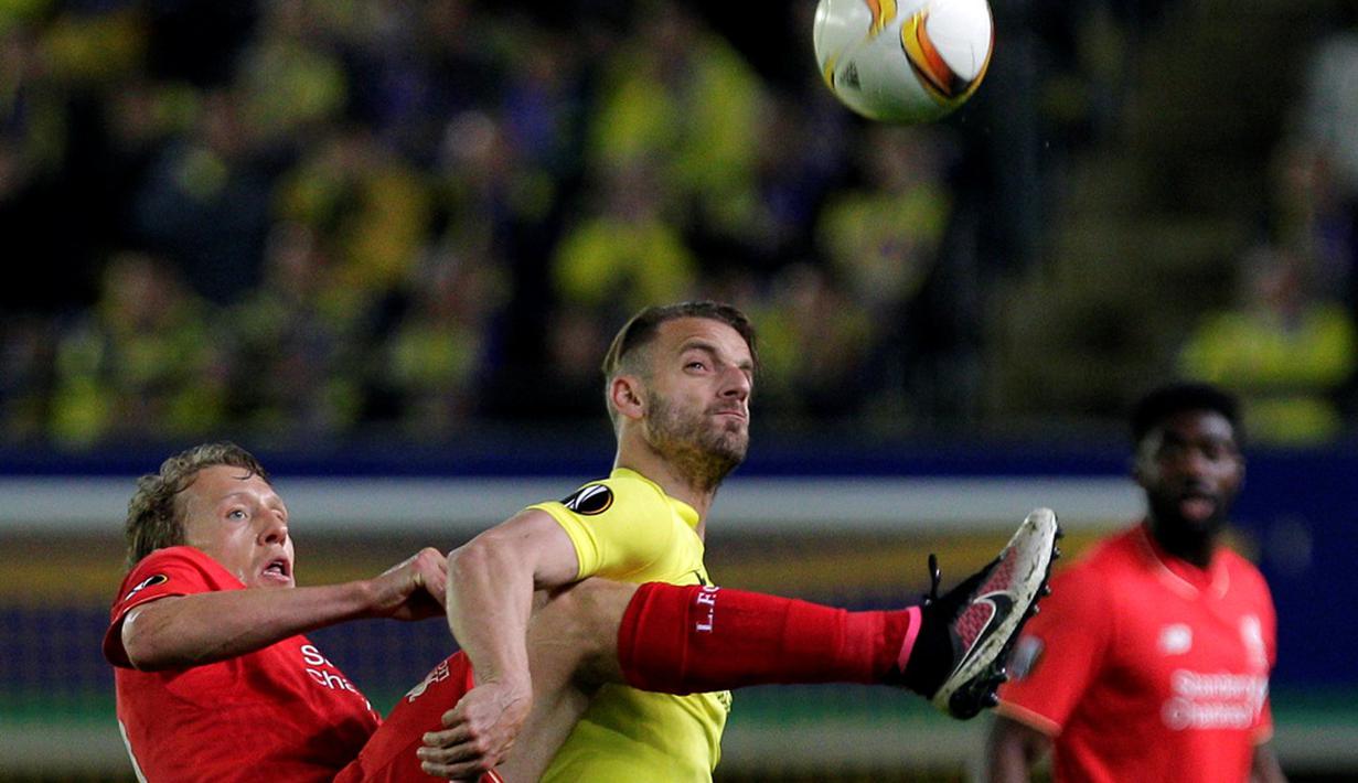 Pemain Villarreal, Roberto Soldado (kanan), berebut bola dengan pemain Liverpool, Lucas, pada pertandingan leg pertama semifinal Liga Europa, di Stadion El Madrigal, Jumat (29/4/2016) dini hari WIB. (AFP/Jose Jordan)