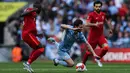 Pemain Liverpool Naby Keita (kiri) berebut bola dengan pemain Manchester City Bernardo Silva (tengah) pada pertandingan sepak bola semifinal Piala FA di Stadion Wembley, London, Inggris, 16 April 2022. Liverpool menang 3-2. (Adrian DENNIS/AFP)