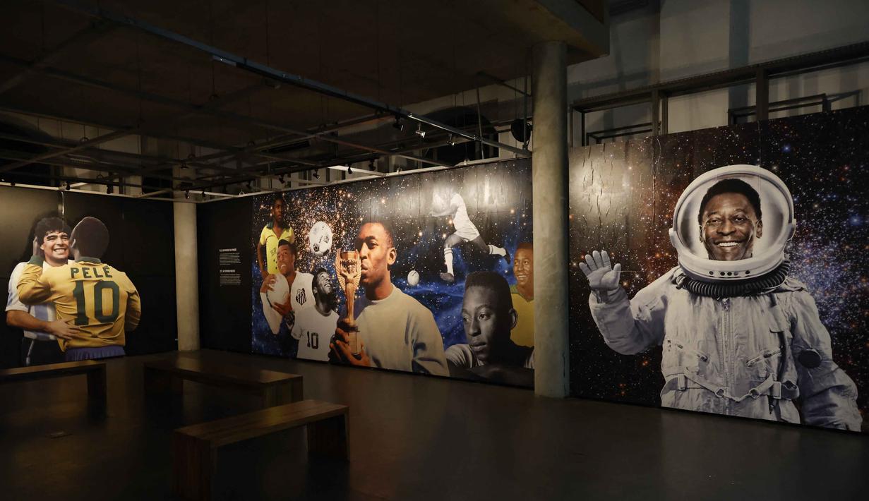 Sementara itu, terdapat sekitar 2.500 item, termasuk jersey (seperti nomor 10 dari Santos FC), sepatu, bola, foto, dan penghargaan seperti FIFA Golden Ball, tersimpan rapi di Museum Pele yang didirikan pada 2014 silam. Tampak dalam foto, detail Museum Pele terlihat setelah pengumuman akuisisi merek mendiang legenda sepak bola Brasil, Pele, oleh NR Sports di Santos, Sao Paulo, Brasil, pada Selasa 25 November 2025. (Miguel SCHINCARIOL/AFP)