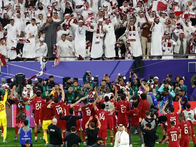 Para pemain Qatar menyapa para penggemar mereka di akhir pertandingan sepak bola semifinal Piala Asia 2023 antara Iran dan Qatar di Stadion al-Thumama, Doha pada 7 Februari 2024. (KARIM JAAFAR/AFP)