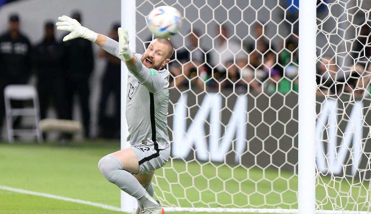 Andrew Redmayne. Kiper Australia milik Sydney FC ini mampu mengantar negaranya lolos ke Piala Dunia 2022 Qatar usai menyingkirkan Peru di babak play-off antar-benua. Dalam laga satu leg yang digelar di Qatar (13/6/2022), Austraia berhasil menyingkirkan Peru 5-4 via adu penalti setelah skor 0-0 bertahan hingga waktu normal usai. Andrew Redmayne yang sengaja dimasukkan pada menit akhir perpanjangan waktu menggantikan Mathew Ryan untuk menghadapi adu penalti berhasil menggagalkan eksekusi ke-5 Peru yang dilakukan oleh Alex Valera. (AFP/Mustafa Abumunes)