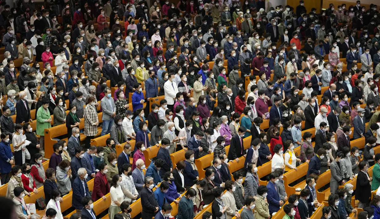 Umat Kristiani mengenakan masker saat menghadiri kebaktian Paskah di Yoido Full Gospel Church, Seoul, Korea Selatan, Minggu (17/4/2022). Gereja menggelar kebaktian Paskah dengan dihadiiri 70 persen dari kapasitas jemaah untuk mencegah penularan virus corona COVID-19. (AP Photo/Lee Jin-man)