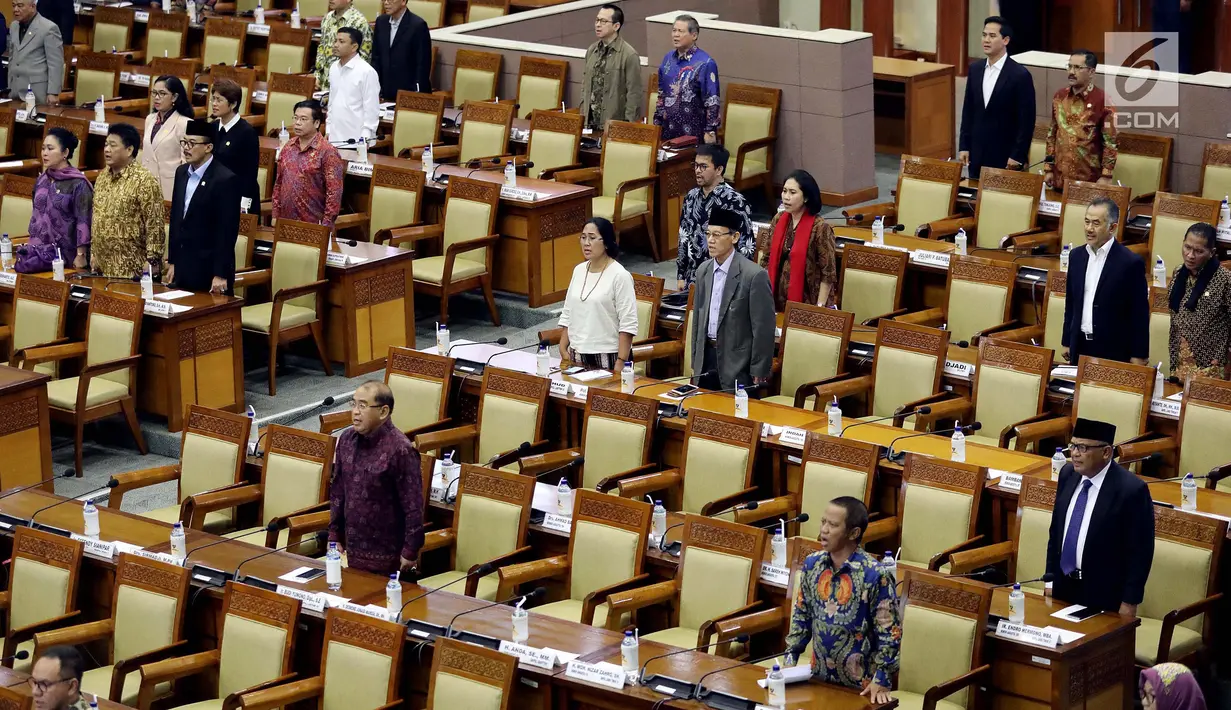 Kursi anggota dewan terlihat banyak yang kosong saat digelar Rapat Paripurna ke-15 di Senayan, Jakarta, Selasa (9/1). Berdasarkan daftar kehadiran, 323 dari 560 anggota dewan absen dan 55 meminta izin. (Liputan6.com/Johan Tallo)