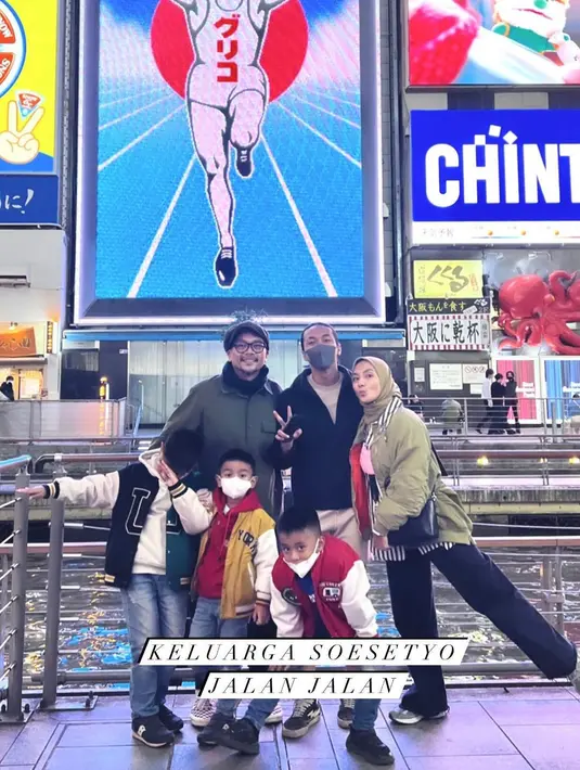 Penyanyi Enno Lerian sedang menikmati liburan di Jepang bersama suami dan empat anaknya. Meski banyak anak, mantan penyanyi cilik itu pergi tanpa pengasuh. Beberapa potret keseruan liburan di Negeri Sakura dibagikan di akun instagramnya. [Instagram/ennolerian_]