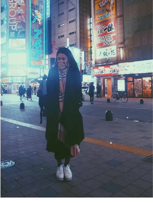 "Satria baja hitam from Takasimalaya," tulis selvikitty. Saat ini udara di Jepang cukup dingin. Pelantun lagu Punya Abang itu berbalut baju dingin. (Instagram/selvikitty)
