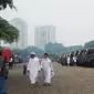 Sejumlah demonstran 4 November berwisata di Monas, Sabtu (5/11/2016). (Liputan6.com/Delvira Chaerani Hutabarat)