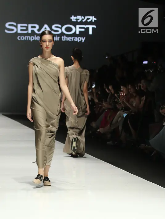Model membawakan busana karya Jeffry Tan yang berkolaborasi dengan shampo Serasoft di Jakarta Fashion Week (JFW) 2018 di Senayan City, Jakarta, Selasa (25/10). Rancangan kali ini bertema Prime Collection. (Liputan6.com/Herman Zakharia)