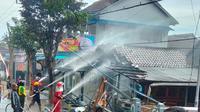 Petugas pemadam kebakaran beruapaya memadamkan kebakaran pom bensin mini di Kecamatan Kalipuro Banyuwangi (Istimewa)