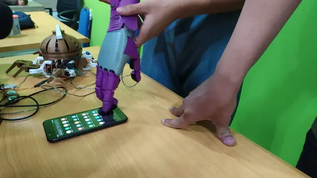 Salah satu keunggulan robot tangan yang dihasilkan Alwan Hanif Ramadhan, siswa kelas X SMKN 2 Tasikmalaya, Jawa Barat, yakni mampu mengoperasikan smartphone dengan  baik