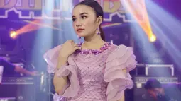 Sorotan lampu panggung membuat gadis berusia 18 tahun ini makin terlihat memesona dengan gaun ungunya. Penampilan Tasya memang selalu ditunggu-tunggu penggemar setianya. (Liputan6.com/IG/@tasya_ratu_gopo).