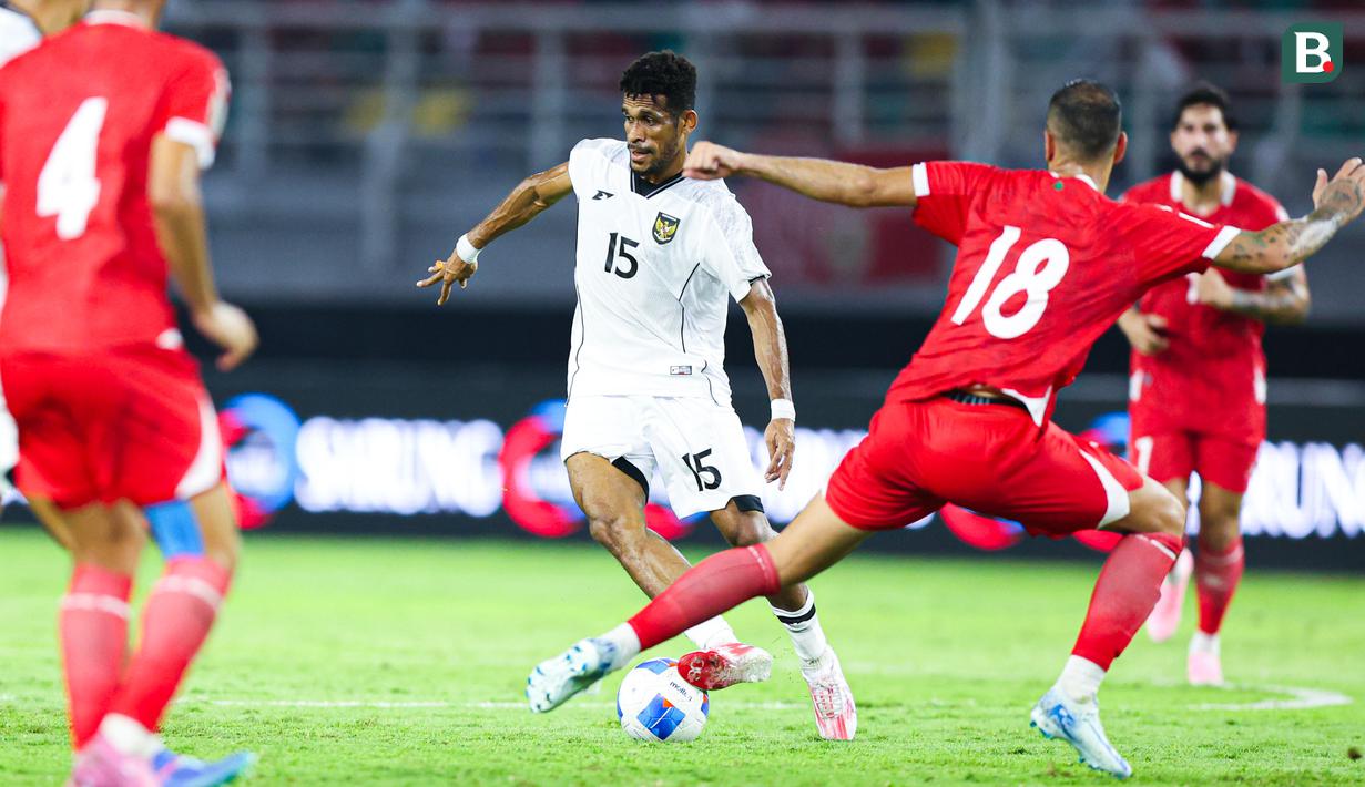 Visi bermain dan kreativitas Kambuaya sangat terlihat di area ini. Dia sering kali melakukan pergerakan eksplosif dan mengirimkan umpan-umpan daerah yang akurat untuk membongkar pertahanan lawan. (Bola.com/Abdul Aziz)