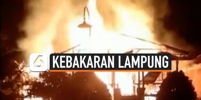 VIDEO: Akibat Korsleting Listrik, Rumah Adat Lampung Terbakar