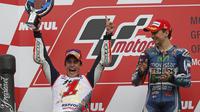 Marquez luapkan kegembiraan sambil disaksikan Lorenzo (REUTERS/Toru Hanai)