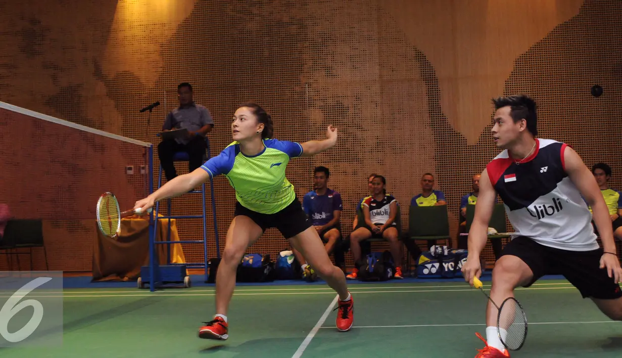Pebulutangkis Australia, Gronya Somerville (kiri) berusaha mengambil bola saat berpasangan dengan Riky Widianto saat laga eksebisi jelang Indonesia Open 2016di Kedubes Australia, Jakarta, Kamis (26/5/2016). (Liputan6.com/Helmi Fithriansyah)
