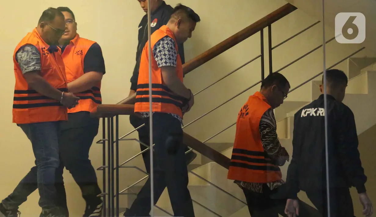 Komisi Pemberantasan Korupsi (KPK) menahan empat tersangka tindak pidana korupsi terkait pemberian atau janji dan penerimaan hadiah terkait pengurusan dana hibah untuk Kelompok Masyarakat (Pokmas) dari Anggaran Pendapatan dan Belanja Daerah (APBD) Pemerintah Provinsi Jatim Tahun Anggaran (TA) 2019-2022. (Liputan6.com/Helmi Fithriansyah)