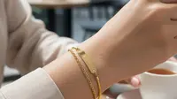 Model Gelang Emas Kombinasi Rantai dan Plate Nama yang Tampil Personal dan Stylish (Gemini)