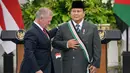 Ini adalah salah satu bintang atau tanda kehormatan tertinggi yang dapat dianugerahkan oleh Kerajaan Yordania. Tampak dalam foto, Presiden Republik Indonesia Prabowo Subianto (kanan) menerima penghargaan Bejeweled Grand Cordon of Al-Nahda (Ordo Kebangkitan Yordania) dari Raja Yordania Abdullah II di Istana Kepresidenan, Jakarta, Jumat 14 November 2025. (BAY ISMOYO/AFP)