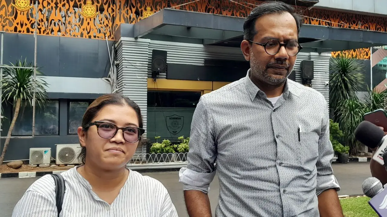 Direktur Lokataru Haris Azhar dan Koordinator Kontras Fatia Maulidiyanti menjalani pemeriksaan di Polda Metro Jaya, Selasa (1/11/2022).
