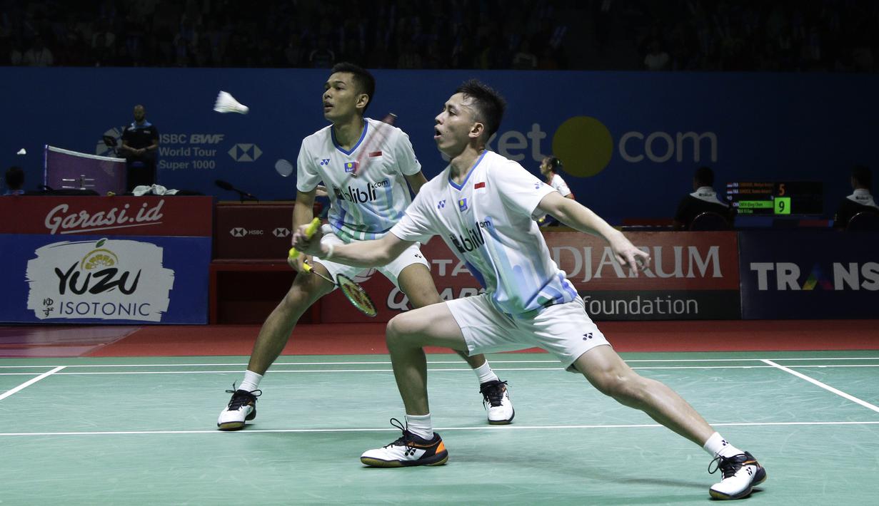 Ganda putra Indonesia, Fajar Alfian/Muhammad Rian Ardianto, saat melawan ganda China, Huang Kai Xiang/Liu Cheng, pada Blibli Indonesia Open 2019 di Istora Senayan, Jakarta, Rabu (17/7). Fajar/Rian menang 18-21, 21-14, 21-16. (Bola.com/Yoppy Renato)