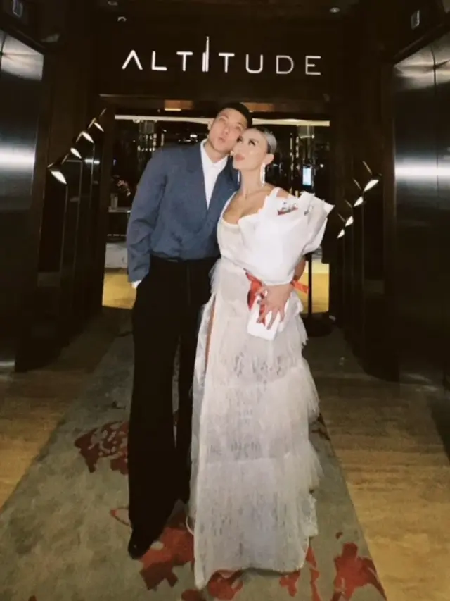 Penampilan Elegan Agnez Mo Dibalut Gaun Putih bak Pengantin. credit: [@agnezmo]