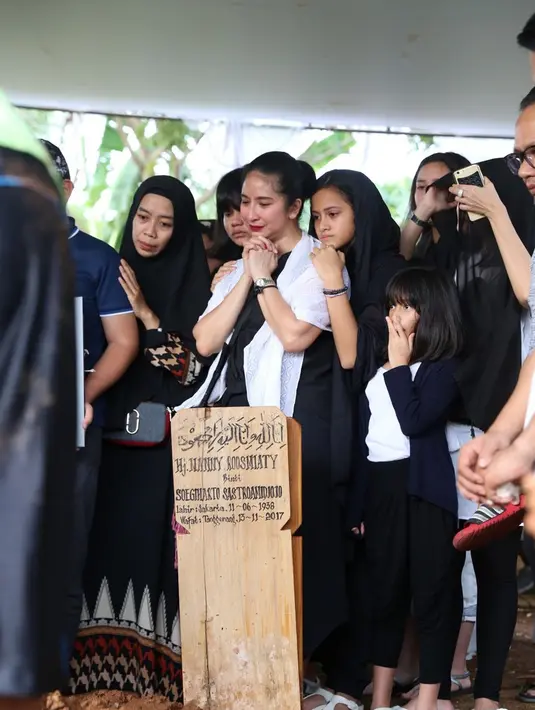 Setelah jenazah dikebumikan, dan liang lahat ditimbun tanah merah, keluarga pun menaburkan bunga. (Daniel Kampua/Bintang.com)