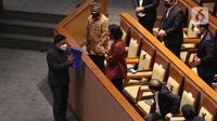 Menteri Keuangan Sri Mulyani menerima dokumen pandangan Fraksi Partai PKS dari juru bicara fraksi PKS Ecky Awal Mucharam pada Rapat Paripurna di Kompleks Parlemen, Senayan, Jakarta, Selasa (25/5/2021). (Liputan6.com/Angga Yuniar)