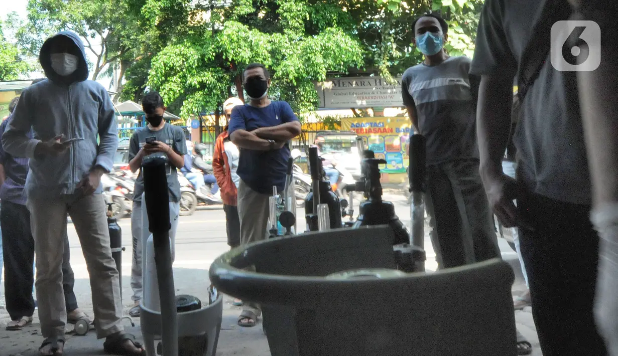 Warga mengantre untuk mengisi ulang tabung gas oksigen di kawasan Ciputat, Tangerang Selatan, Banten, Senin (5/7/2021). Antrean terjadi seiring  peningkatan lonjakan korban positif COVID-19. (merdeka.com/Arie Basuki)