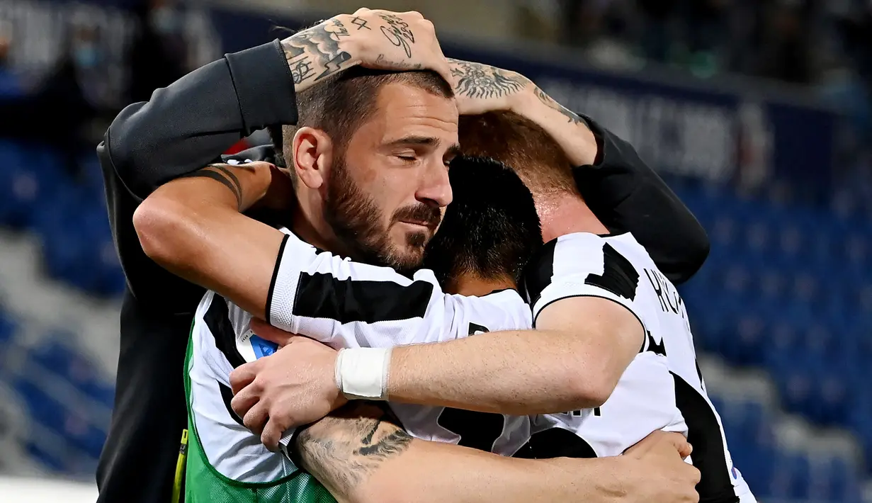 Bek Juventus, Leonardo Bonucci, berpelukan dengan rekannya usai berhasil menaklukkan Bologna pada laga Liga Italia di Stadion Renato-Dall'Ara, Minggu (23/5/2021). Juventus menang dengan skor 4-1. (AFP/Andreas Solaro)