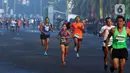 Peserta berlari dalam kegiatan lomba lari bertajuk Lo Gue Run (LGR) 2020 di Kompleks Monas, Jakarta Pusat, Minggu (26/1/2020). Kejuaraan LGR 2020 yang diikuti oleh total 3.500 pelari tersebut merupakan rangkaian kegiatan HUT Kodam Jaya ke 70. (Liputan6.com/Johan Tallo)