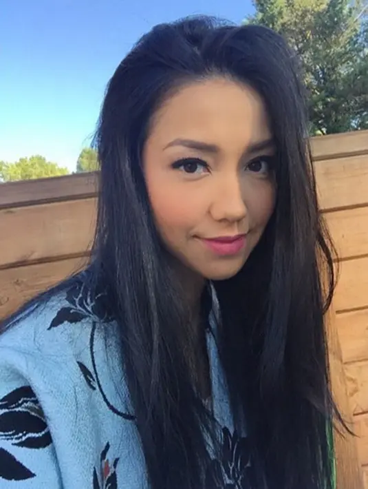 Kendati ditanya soal berhijab di kehidupan sesungguhnya, Velove mengatakan bahwa dirinya tidak ingin terburu-buru untuk berhijab.  (Instagram/vaelovexia)