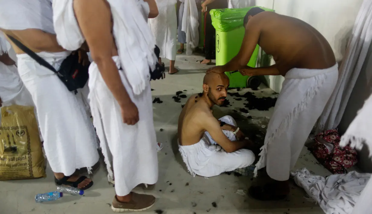 Jemaah haji berbaris untuk mencukur rambut kepala atau tahalul usai melaksanakan lempar jumrah, Mina, Arab Saudi, Minggu (11/8/2019).  Tahalul bermakna menjadi boleh, dihalalkan, atau menghalalkan beberapa larangan. (AP Photo/Amr Nabil)