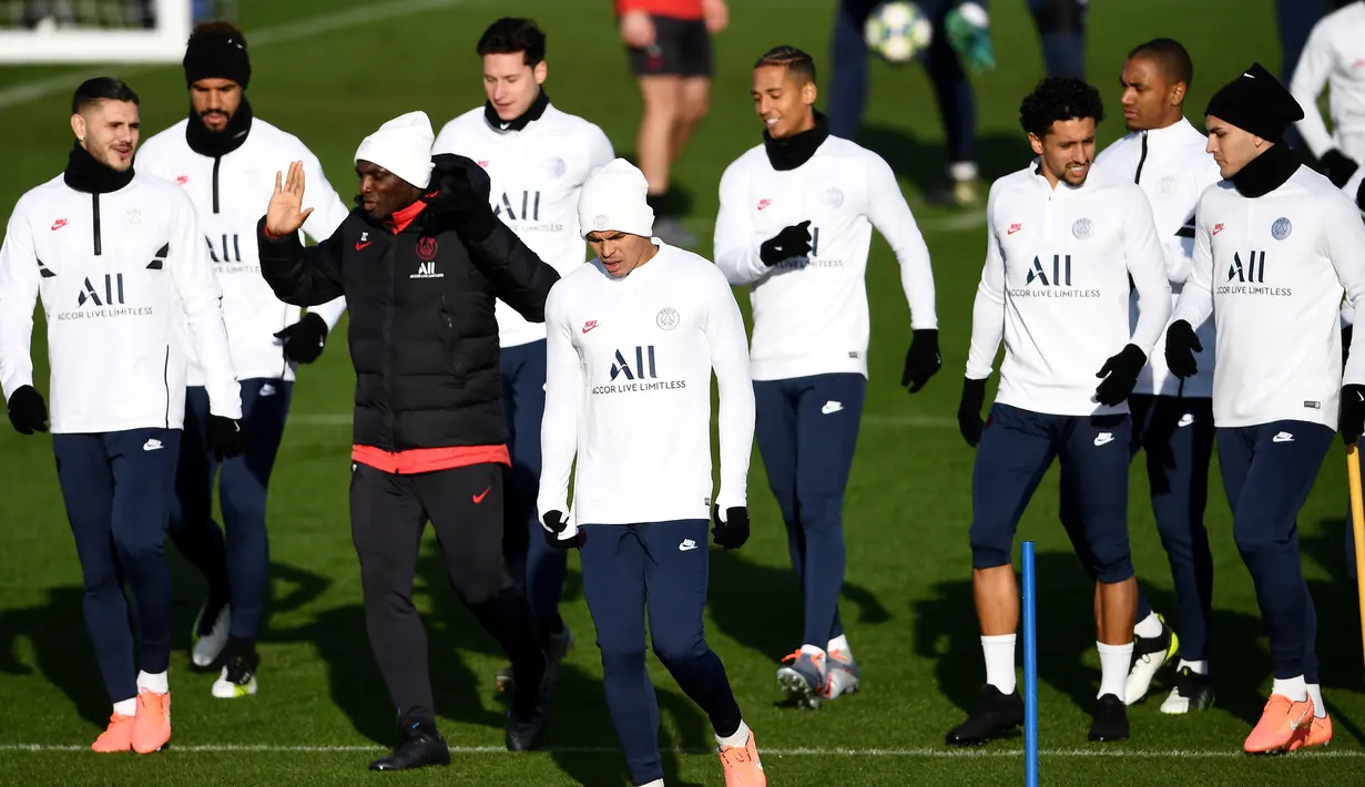 Para pemain Paris Saint-Germain (PSG) melakukan pemanasan saat sesi latihan tim di Saint-Germain-en-Laye (10/12/2019). PSG akan bertanding melawan wakil Turki, Galatasaray pada Grup A Liga Champions di Parc des Princes. (AFP/Franck Fife)