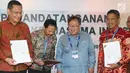 Menteri PPN/Kepala Bappenas Bambang Brodjonegoro (dua kanan) saat penandatanganan kerja sama investasi di Bali, Sabtu (13/10). Beberapa di antara proyek-proyek yang dibahas telah mencapai financial closing. (Liputan6.com/Angga Yuniar)