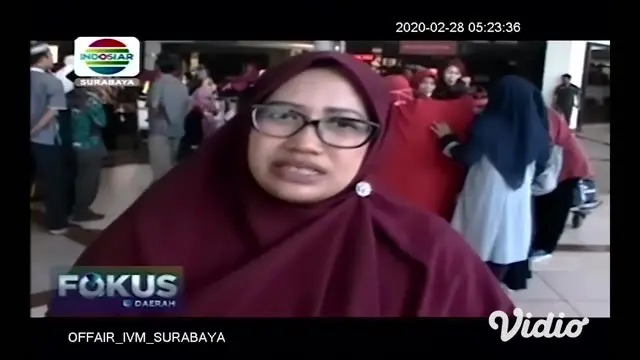 Ratusan jamaah umroh asal Jawa Timur pada hari Kamis (26/02) masih menunggu jam keberangkatan pesawat di terminal umroh Bandara Juanda, Surabaya.