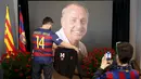 Suporter Barcelona mengambil gambar saat memorial event untuk Johan Cruyff di Stadion Camp Nou, Barcelona, Spanyol, (29/3/2016). (Reuters/Albert Gea)