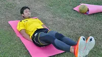 Arif Suyono menjalani terapi untuk memulihkan cedera hamstring. (Bola.com/Kevin Setiawan)