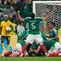Johan Vasquez (5) dari Meksiko merayakan gol kedua mereka bersama rekan satu timnya selama pertandingan babak 32 besar Piala Dunia antara Meksiko dan Ekuador di Mexico City, Rabu, 1 Juli 2026. (AP Photo/Natacha Pisarenko)