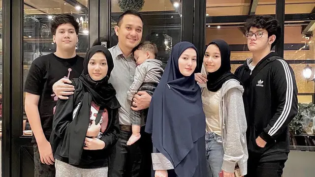Fadlan dan keluarga. (Foto: Instagram @fadlanmuhammad)