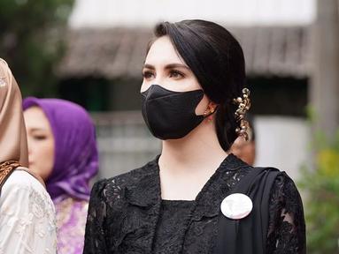 Arumi Bachsin memilih warna senada antara masker dengan kebaya yang dipakainya yaitu hitam. (Foto: Instagram/@arumibachsin_94)
