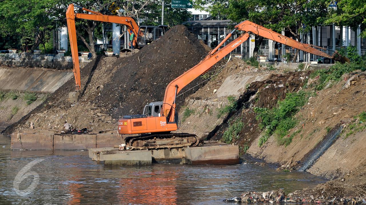 20160728-Alat Berat Bersihkan Tumpukan Tanah di Pinggir Kali Ciliwung