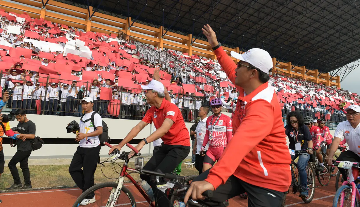 Menpora, Imam Nahrawi dan Gubernur Jawa Tengah, Ganjar Pranowo menyapa warga saat peringatan Haornas 2017 di Magelang, (9/9/2017). Imam Nahrawi berharap Indonesia berjaya di Asian Games 2018. (Bola.com/Bagus Prasetyo/Humas Kemenpora)