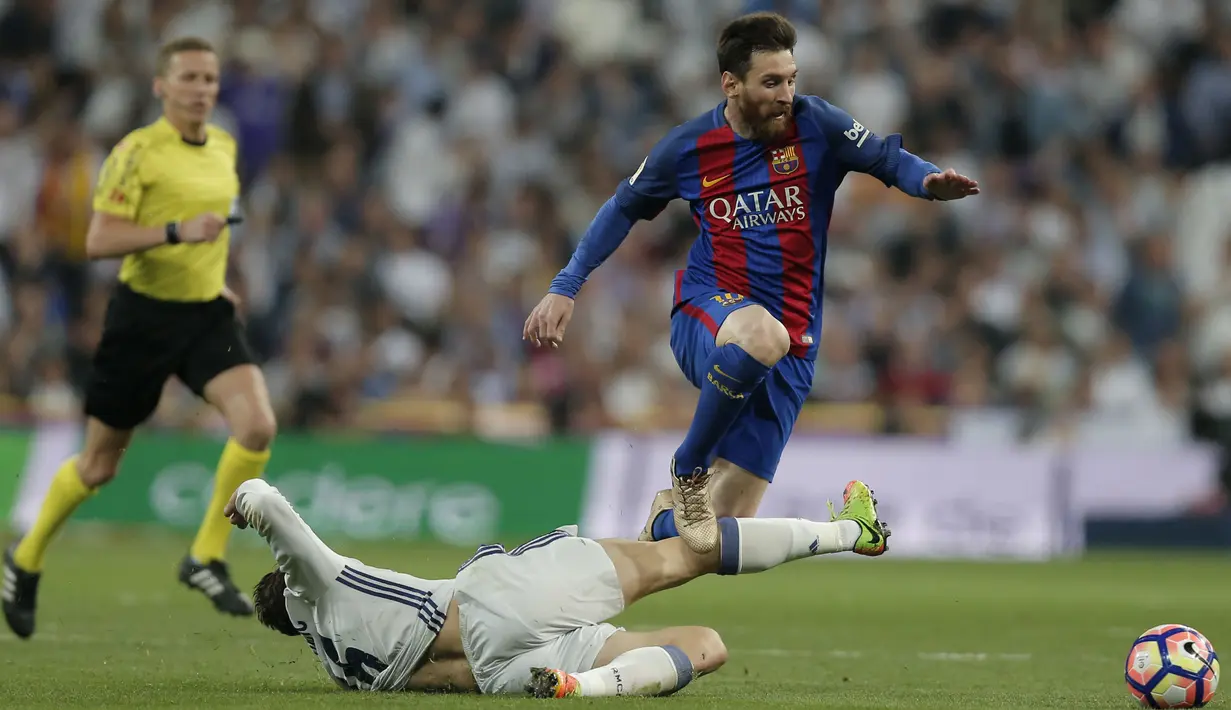 Lionel Messi melompat menghidari terjangan pemain Real Madrid, Mateo Kovacic pada duel El Clasico di Santiago Bernabeu stadium, Madrid, Spanyol, Minggu, (23/4/2017). Barcelona menang 3-2.  (AP/Daniel Ochoa de Olza)