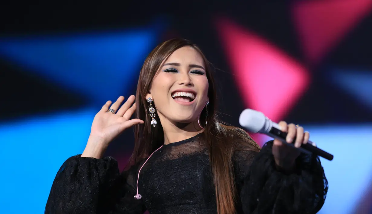 Ayu Ting Ting membuka Konser Raya 22 Tahun Indosiar dengan lagu Sambalado. Ibu satu anak itu terlihat cantik dengan gaun yang dikenakan. (Adrian Putra/Bintang.com)