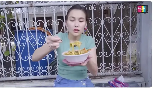 Padahal tajir, Ayu Ting Ting hobi makan di warung kaki lima, ini 6 potretnya